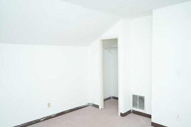 Building Photo - 119 Harmon St