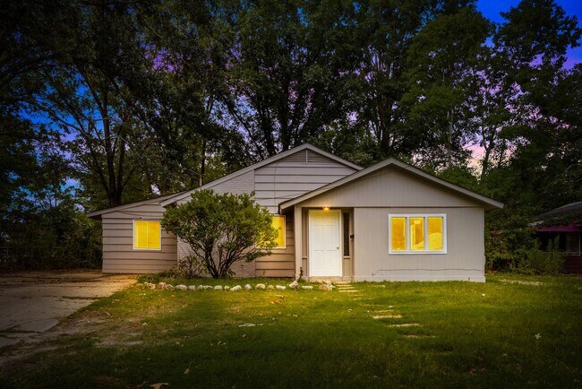 Primary Photo - Charming 4 Bedroom, 2 Bathroom house