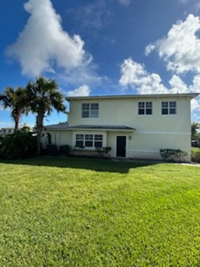 Building Photo - Grab this Spacious 4 Bedroom 2.5 Bath Town...