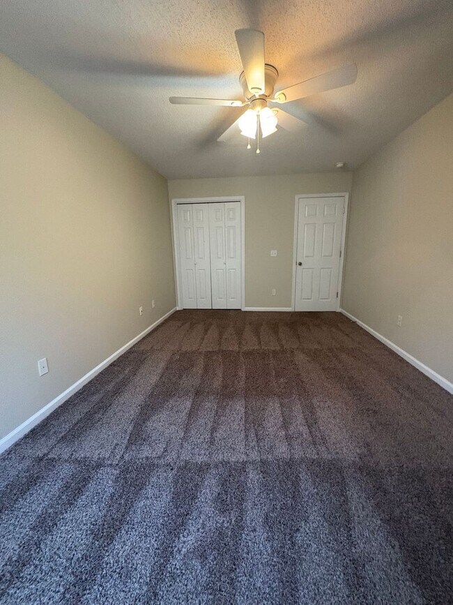 Building Photo - 125 Winthrope Ln
