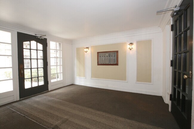 Building Photo - 438 W Surf St