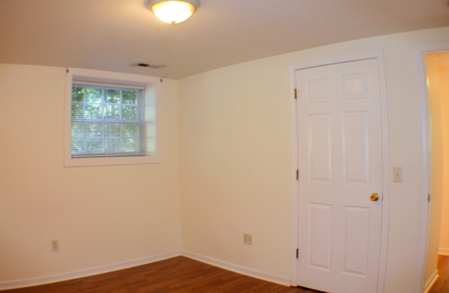 Building Photo - Charming 2-Bedroom, 1-Bathroom Ground Floo...