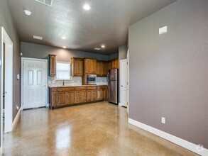 Building Photo - 10809 W Cleburne Rd