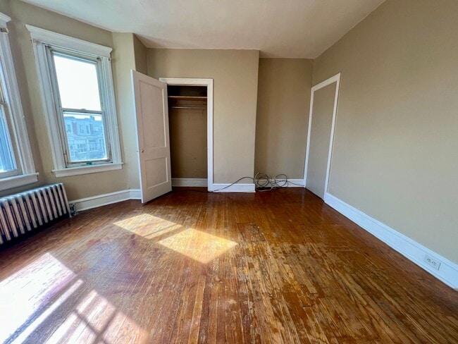 Building Photo - Spacious 3-Bedroom Townhome in Port Richmond! Available mid-April!