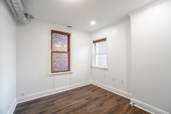 Building Photo - Luxury Home - South Side Flats