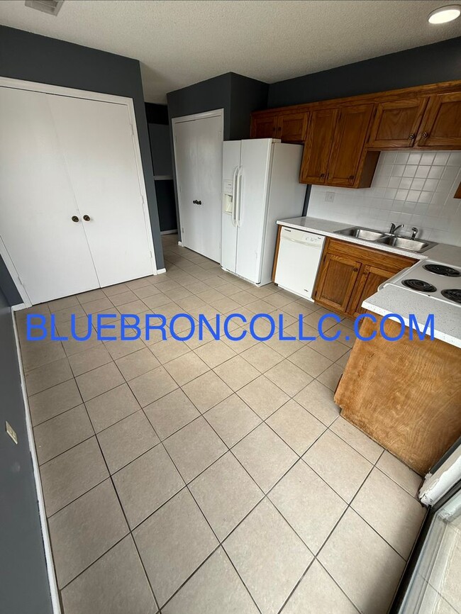 Building Photo - New carpet and Fresh paint in this wonderful townhome.