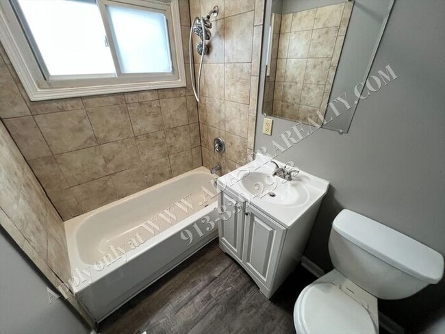 Building Photo - Nice 4 Bed 1.5 Bath Home in KCMO-Available NOW!!