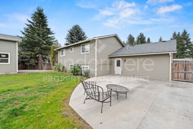 Building Photo - Updated 3 Bed 2 Bath Home With Brand New 2...