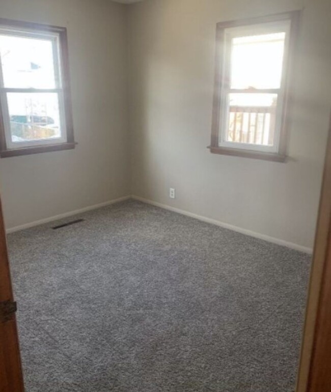 Building Photo - 2 bedroom 1 bath house for rent