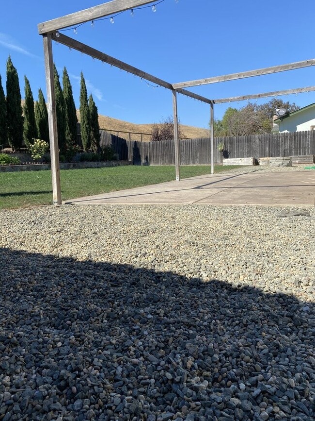 Building Photo - Beautiful 3 Bedroom 2 Bath w/ Large Fenced in Backyard