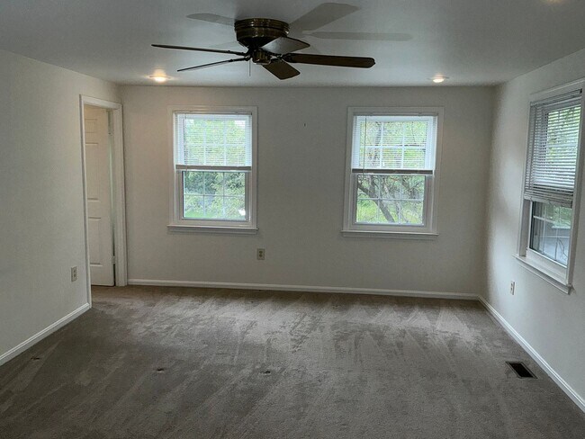 Building Photo - Beautiful 4BR 2.5BA corner lot Colonial wi...