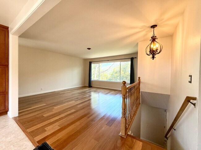 Building Photo - Gorgeously Updated 4-Bed/3-Bath Home & Ent...