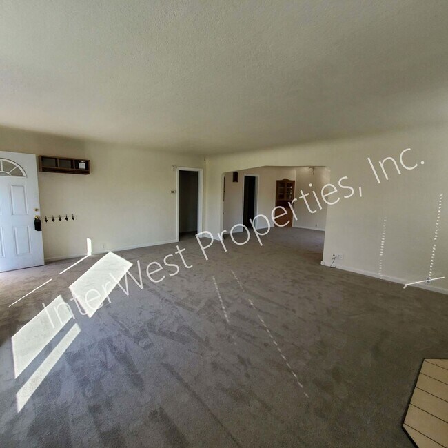 Building Photo - 3+bd 1.5 ba Single Level West Salem Home w...
