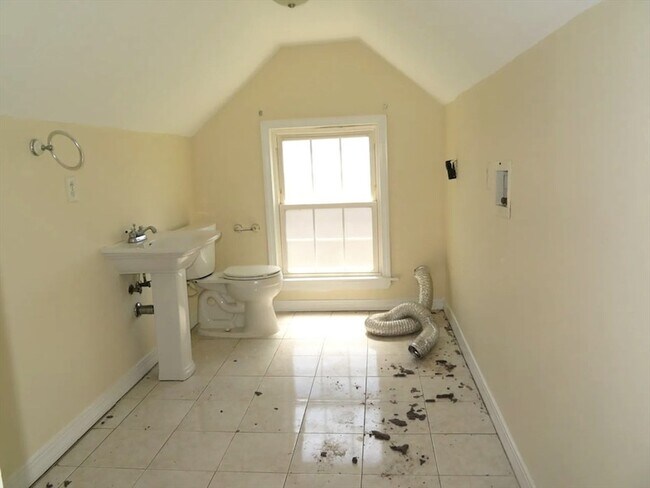 Building Photo - 1072 River St