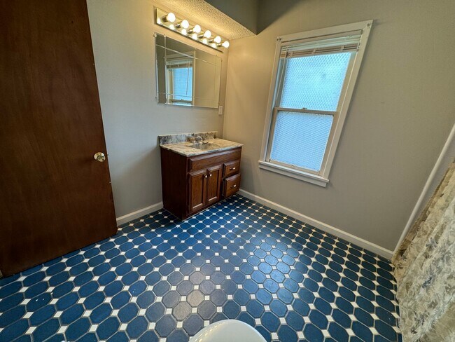 Building Photo - Newly updated 3 bd single fam house ( NO VOUCHERS)