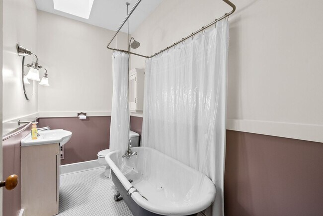 Building Photo - 4 Bed 3.5 bath - Kensington Victorian - Mo...