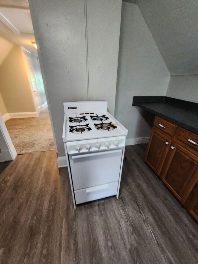 Building Photo - SUPER CLEAN 1 Bedroom Apt For Rent