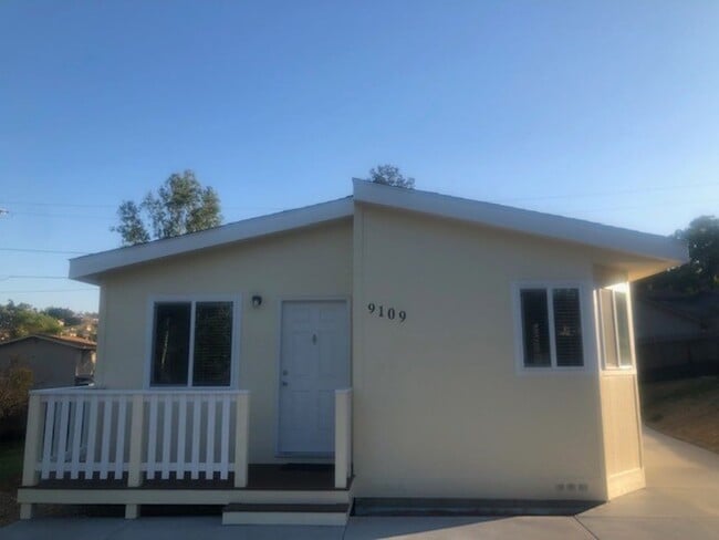 Building Photo - 3 Bed-2 Bath Quaint Single Story Home in Lakeside.