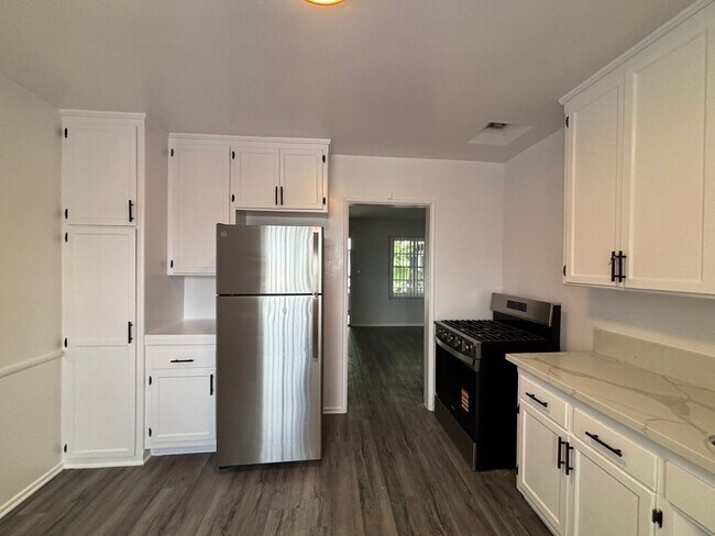 Interior Photo - 7056 Lanewood Ave