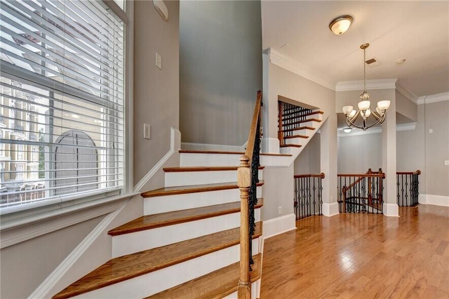 Building Photo - 813 Clifton Heights Ln NE