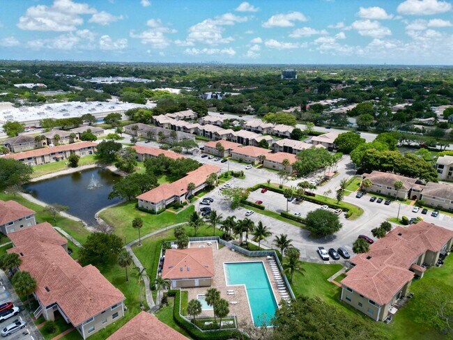 Building Photo - 10008 Twin Lakes Dr