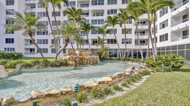 Building Photo - 5005 Collins Ave
