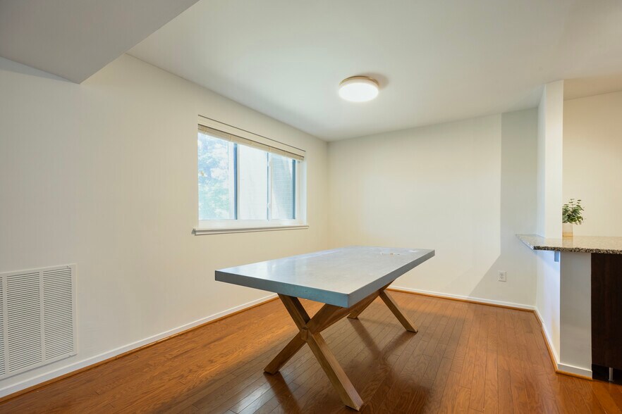 Building Photo - 1643 Parkcrest Cir