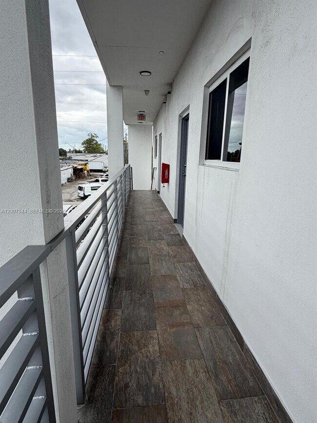 Building Photo - 381 E 50th St