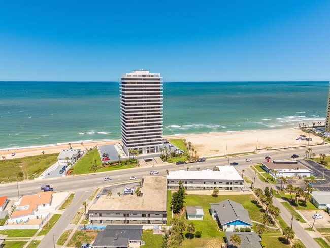 Building Photo - 2/2 Condo In Daytona Beach