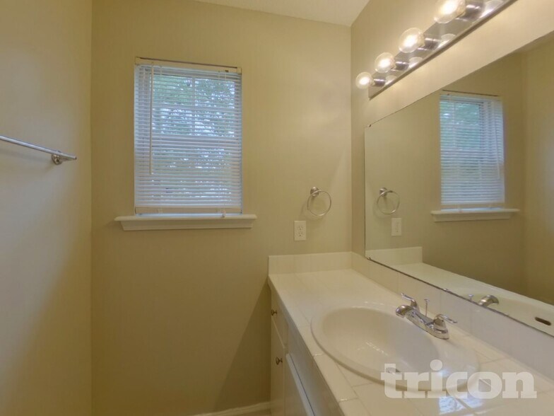 Building Photo - 500 Rockhaven Dr