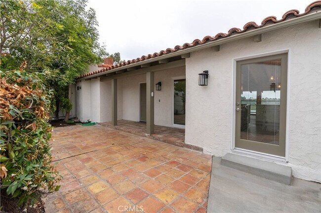 Building Photo - 633 Vista Bonita