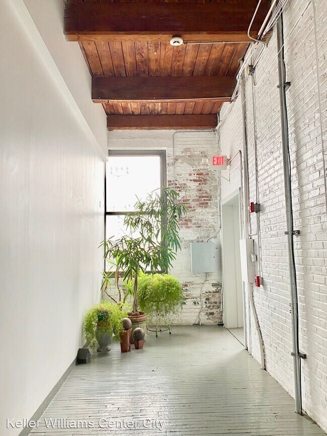 Building Photo - 2 br, 1 bath House - 700 S. 10th St 3A