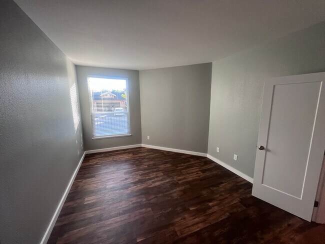 Building Photo - Spacious 1 Bedroom with Tons of Light, High Ceilings & Full Size Washer/Dryer Inside