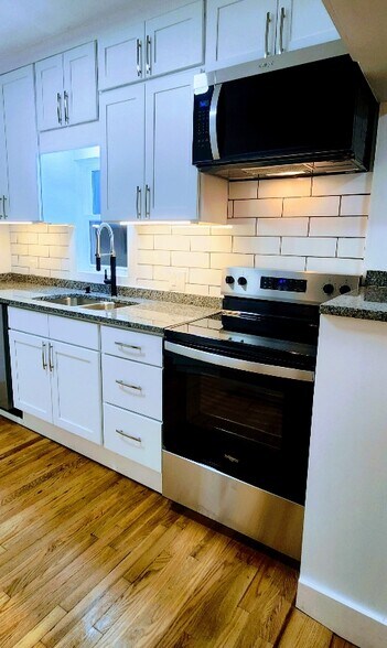 Building Photo - 4 Bromley Ave