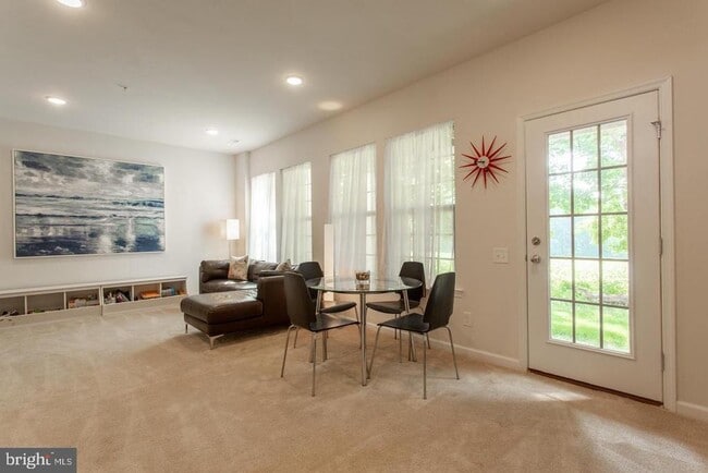 Building Photo - 121 Locks Farm Ln