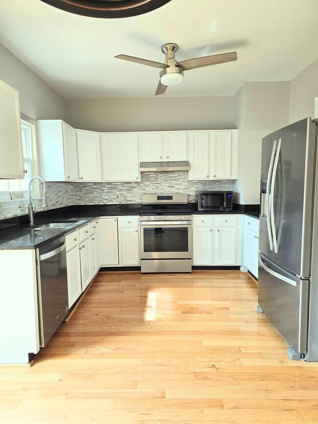 Building Photo - Beautiful 3 level garage townhome