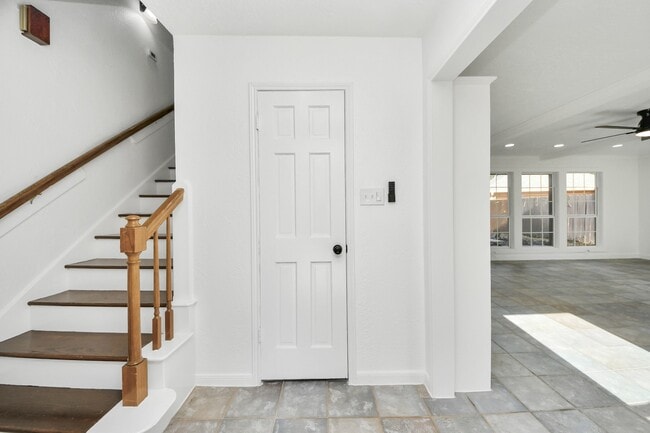 Building Photo - 616 S Rivershire Dr