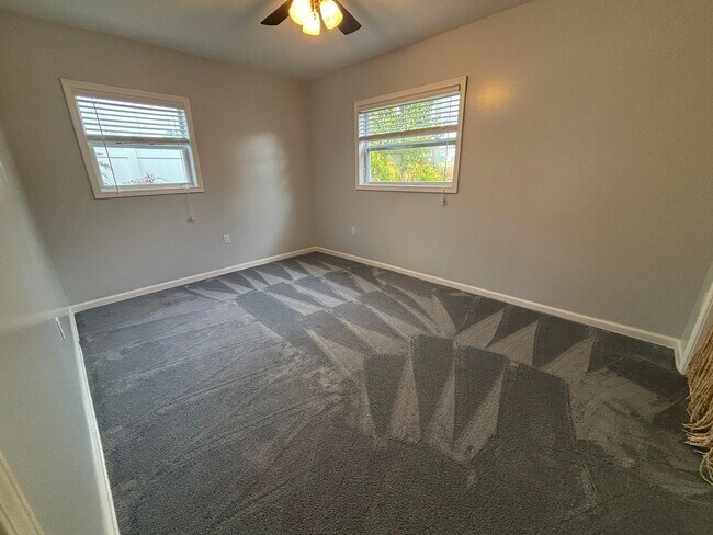 Building Photo - Renovated 3 Bed 2 Bath Home with Fenced in Yard. Screened in Porch. Tesla Charger. Minutes from J...