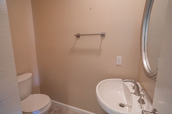 Building Photo - Charming 2-Bedroom Townhome in Valencia with Backyard & Community Amenities!