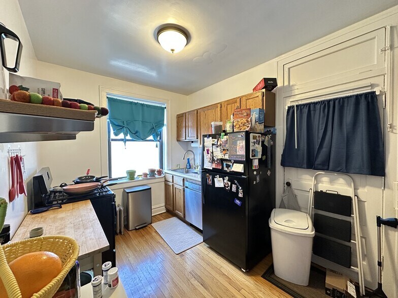 Building Photo - 1911 W Larchmont Ave