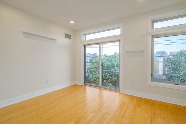 Building Photo - 806 Christian St