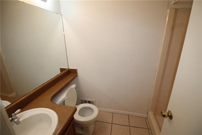 Building Photo - 1002 King Albert St