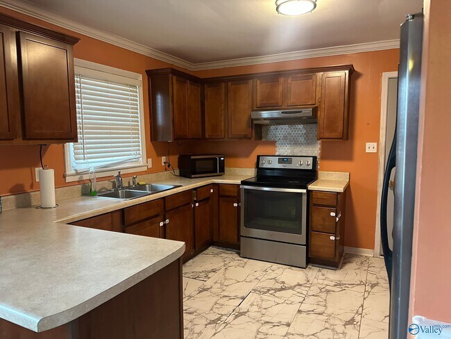 Building Photo - 2209 Viscount Dr NW
