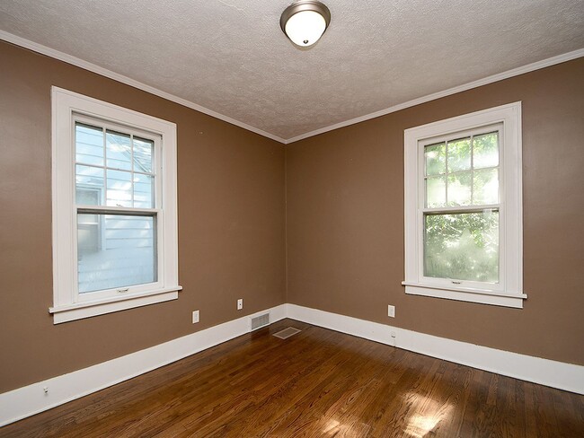 Building Photo - Elmwood Park Charmer