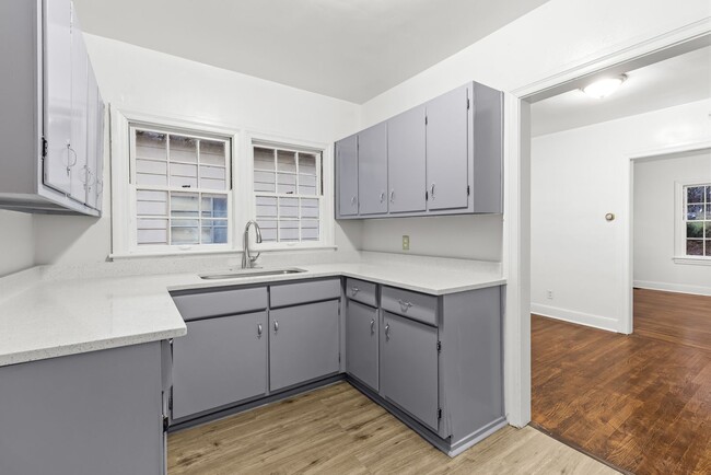 Building Photo - Beautifully Renovated 4 Bedroom 2 Bath Hom...