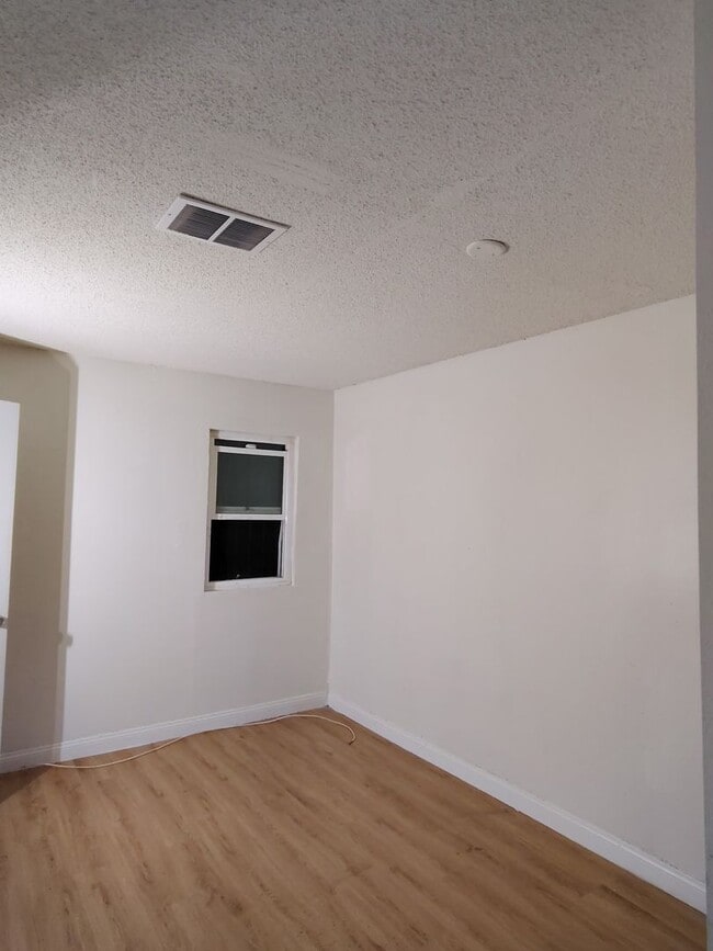 Building Photo - Cedar Ave