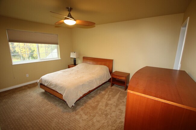 Building Photo - Lovely 4-Bedroom, 2.5-Bathroom Fully Furni...