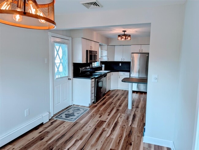 Building Photo - 139 Pine Neck Ave