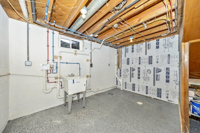 Building Photo - 406 E 9th St