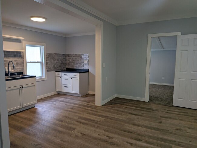 Building Photo - Move in Ready 4 Bed 2 Bath House
